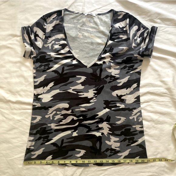 Camo Print Deep V-Neck Short Sleeve Tunic Shirt NWT - M - Picture 11 of 12